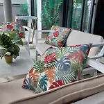 Tranquil Sea Breeze Апартаменти