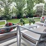 Tranquil Sea Breeze Апартаменти